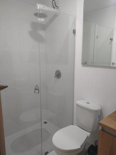 y baño con aseo y ducha acristalada. en Amazing Studio-Centro Tunja, en Tunja