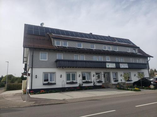 Alter Hirsch في بفالتزغرافنويلر: منزل على السطح مع لوحات شمسية