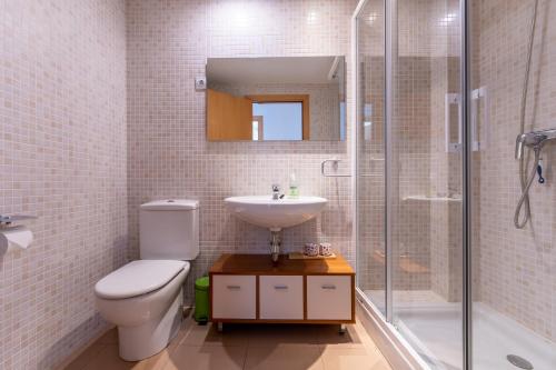 a bathroom with a toilet and a sink and a shower at Calidad-precio un 10, Apartamento maravilloso in Tossa de Mar