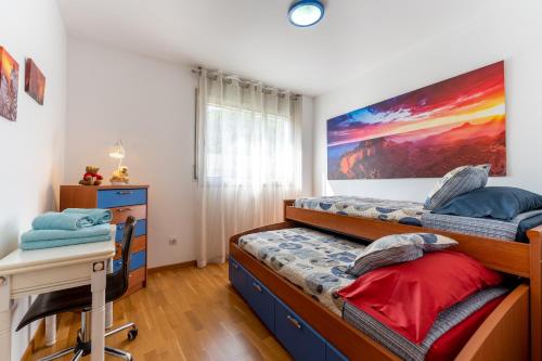 トッサ・デ・マールにあるCalidad-precio un 10, Apartamento maravillosoのベッドルーム1室(二段ベッド2組、デスク付)