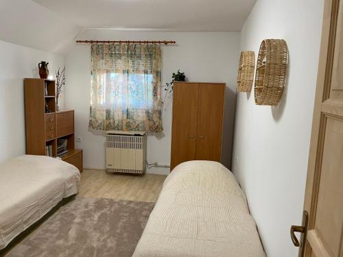 Giường trong phòng chung tại Zselic Kapuja Vendégház