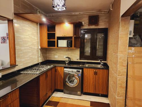 uma cozinha com uma máquina de lavar roupa e um lavatório em Panorama sea view Domino's house em Alexandria