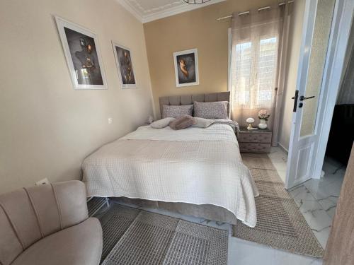 sypialnia z łóżkiem i krzesłem w obiekcie Casa Nova w mieście Salamina