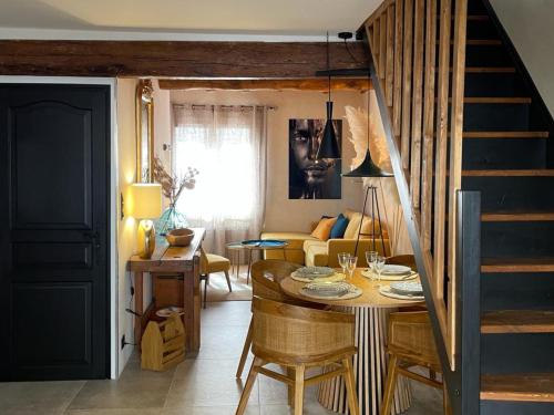 un salon avec une table et un canapé dans l'établissement Maison cosy, 2 chambres, adossée aux remparts, à Aigues-Mortes