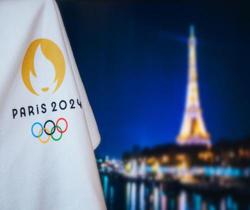 - une serviette fermée avec un panneau de paris dans l'établissement Havre de paix proche épreuves JO 2024, à Vaires-sur-Marne