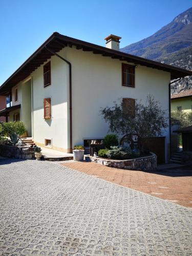 a white house with mountains in the background at Apartment Sweet Retreat in Dro