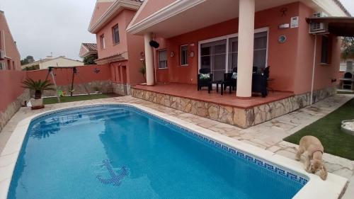 a swimming pool in front of a house at Arel in Riumar