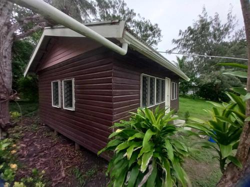 una pequeña casa con un exterior púrpura en Voyager Retreat Homestay en Nanuya Lailai