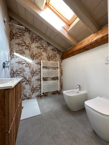 uma casa de banho com um WC, um lavatório e uma banheira em La Valle del Re - Agriturismo em Medesano