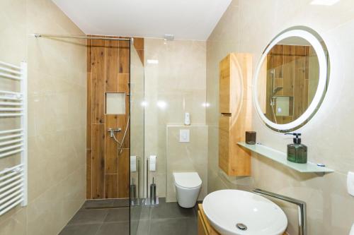 La salle de bains est pourvue d'une douche, de toilettes et d'un lavabo. dans l'établissement Apartman Krželj B3, à Livno