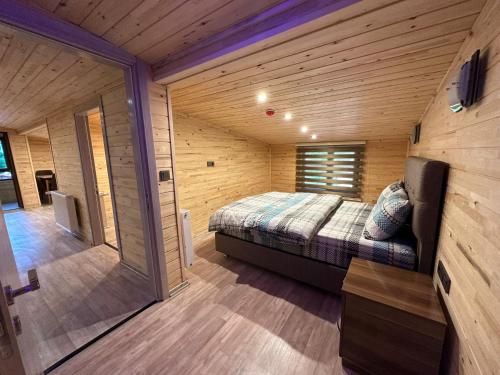 Habitación con cama en una cabaña de madera en NİRVANA SUITE HOTEL, en Trabzon