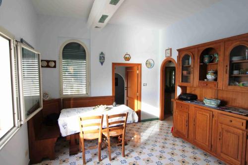 een keuken met een tafel en stoelen in een kamer bij A house on sea like a ship in Vico Equense