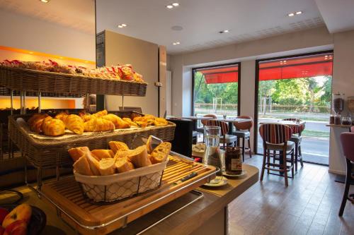 a bakery with bread and pastries on a counter at Hotel de la Gare Troyes Centre in Troyes