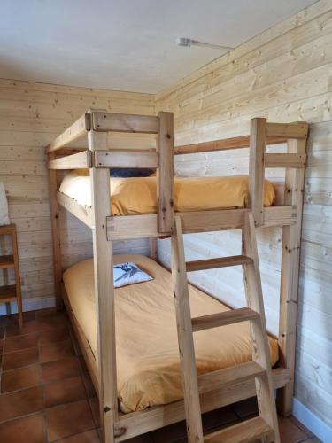 a bunk bed room with two bunk beds in a cabin at Orri de Planès in Planès