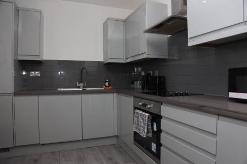 מטבח או מטבחון ב-Modern and Comfy in City Centre PS4 , Free On Street Parking ,Walking Distance To Bus, Train Stations And Shopping Centres