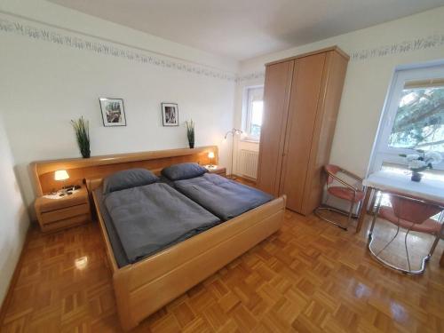 ZwingenbergにあるABM Apartment 24の広いベッドルーム(ベッド1台、デスク付)
