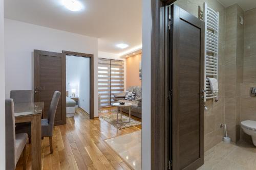 ズラティボールにあるApartman Gavrilov 1の部屋に洗面台とトイレが付いたバスルーム