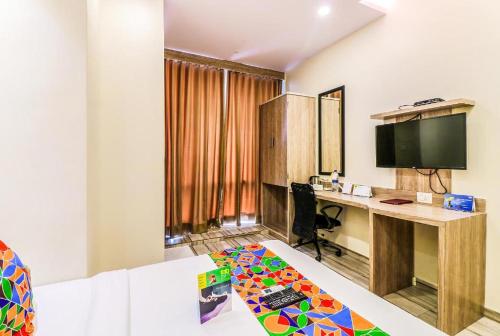um quarto com uma secretária e um computador em New Aksha International By Glitz Hotels em Mumbai