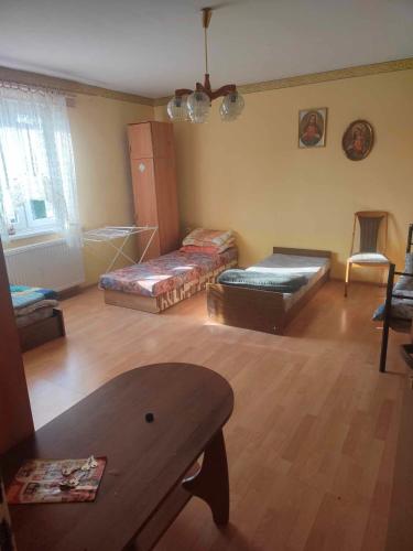 - un salon avec plusieurs lits et une table dans l'établissement Kwatery -pokoje pracownicze, tanie noclegi, à Białogard