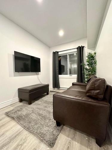 Il comprend un salon doté d'un canapé et d'une télévision à écran plat. dans l'établissement Appartement 1 chambre - 201, à Montréal