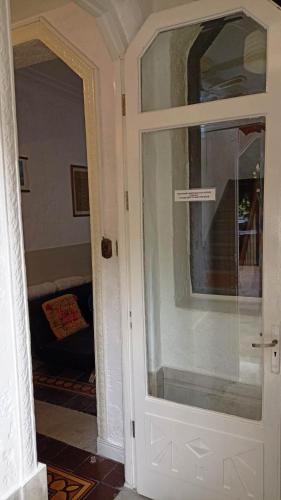 une porte avec une fenêtre en verre dans une pièce dans l'établissement Casa Triada, à Montevideo