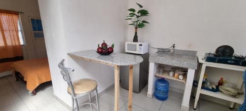 a small kitchen with a table and a chair at Departamento Martha in Valle de Santiago