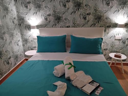 une chambre avec un lit avec des animaux en peluche dessus dans l'établissement BnBsimy5, à Naples