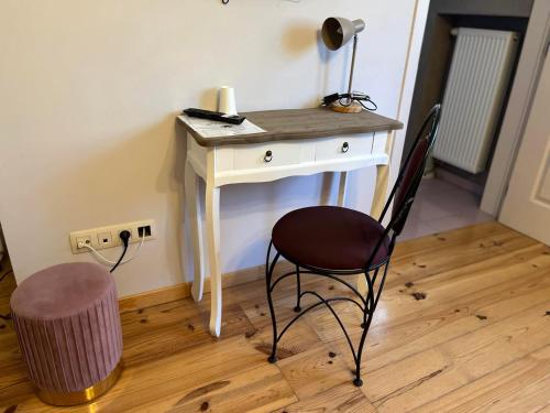 a desk in a room with a chair and a candle at Mer et Sable B&B in Ville-Pommeroeul