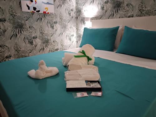 une chambre avec un lit avec des serviettes sur une table dans l'établissement BnBsimy5, à Naples