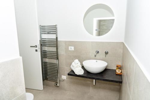 a bathroom with a sink and a mirror at La maison de tante Rosa in Siracusa