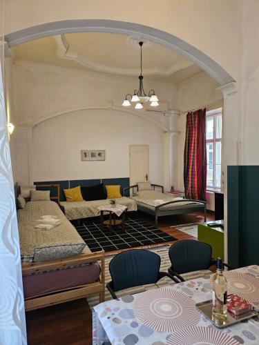 uma sala de estar com várias camas e um sofá em Danube Bridge Apartments em Budapeste