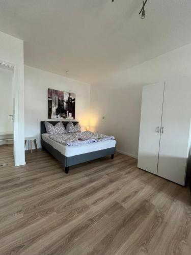 um quarto com uma cama e um armário branco em 1 Raum Wohnung in ruhiger Lage em Limbach-Oberfrohna