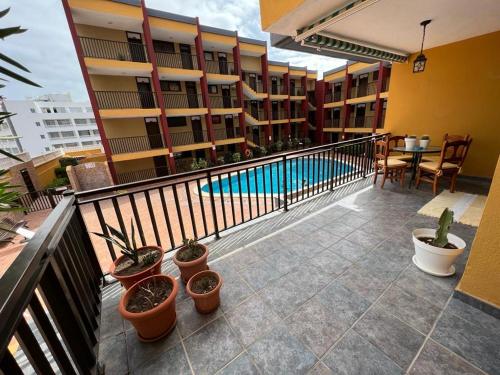 d'un balcon avec une piscine. dans l'établissement Apartamento La Mar, à Puerto de Santiago