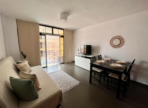 - un salon avec un canapé et une table dans l'établissement Apartamento La Mar, à Puerto de Santiago