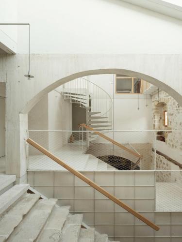 a staircase with an archway in a building at El Priorato de Trespaderne in Trespaderne