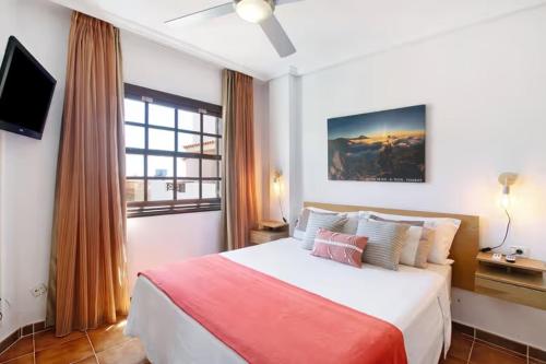 sypialnia z dużym łóżkiem i oknem w obiekcie Tu hogar en Tenerife ,Parque Albatros w San Miguel de Abona