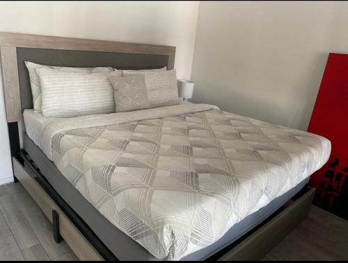 een slaapkamer met een groot bed met witte lakens en kussens bij Vibrant Studio Downtown Miami in Miami