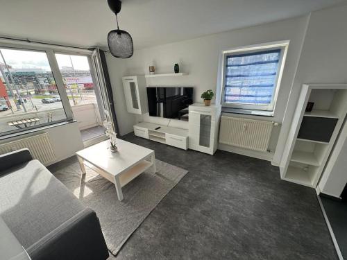 ein Wohnzimmer mit einem Sofa und einem Tisch in der Unterkunft Gemütliches 2-Raum-Apartment in Chemnitz