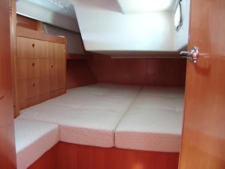 Cette petite chambre dispose d'un sol blanc et d'une porte. dans l'établissement Sailboat Beneteau Cannes, à Cannes