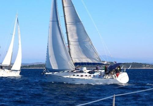 deux voiliers dans l'eau sur l'océan dans l'établissement Sailboat Beneteau Cannes, à Cannes