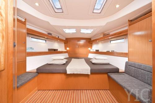 una camera da letto in una barca con due letti di Sailboat Beneteau Cannes a Cannes