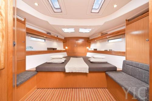- une chambre dans un bateau avec 2 lits dans l'établissement Sailboat Beneteau Cannes, à Cannes