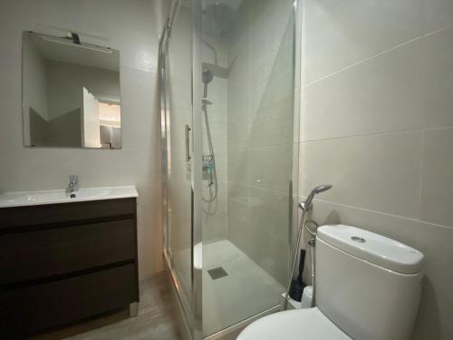 W łazience znajduje się prysznic, toaleta i umywalka. w obiekcie Cozy apartment in the city centre of Barcelona w Barcelonie