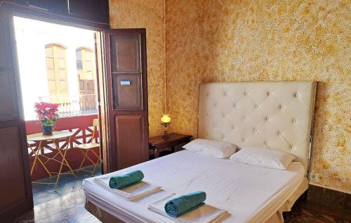 1 dormitorio con 1 cama con 2 toallas en Stardust House Vegueta, en Las Palmas de Gran Canaria