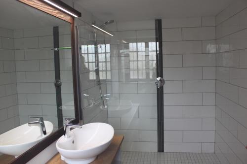 y baño con lavabo y ducha acristalada. en Onduno Self-catering en Swakopmund