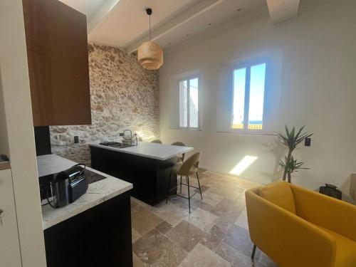- une cuisine avec un évier et une table dans une chambre dans l'établissement STRELIZIA - New central old Antibes for 4 AC, à Antibes