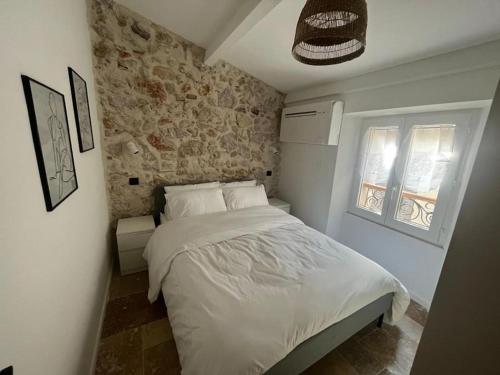 une chambre avec un lit blanc et une fenêtre dans l'établissement STRELIZIA - New central old Antibes for 4 AC, à Antibes