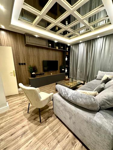 sala de estar con sofá y silla en CLASSY R, en Riad