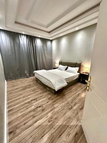 1 dormitorio con 1 cama y suelo de madera en CLASSY R, en Riad
