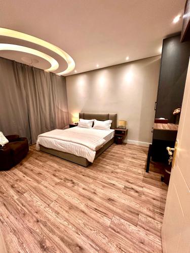 1 dormitorio con 1 cama en una habitación con suelo de madera en CLASSY R, en Riad